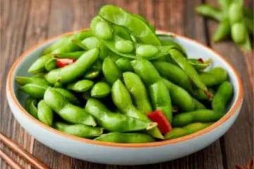 煮毛豆要碧綠脆爽，只需加入這個調料，冷水還是熱水下鍋也很關鍵