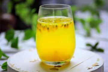 教你在家自製百香果蜂蜜飲，酸甜可口冰涼解暑，做法非常簡單