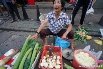 1983年借給二姨300元3年未還，趕集看到二姨在賣菜，母親趕緊躲開