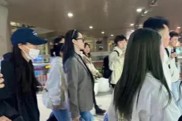 張靚穎重慶機場亮相,西服+墨鏡拉滿天后氣場,無粉絲接機也自信