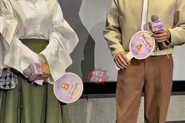 鮑蕾、陸毅新電影首映禮出席,神情疲態面肉鬆弛,47歲狀態很真實