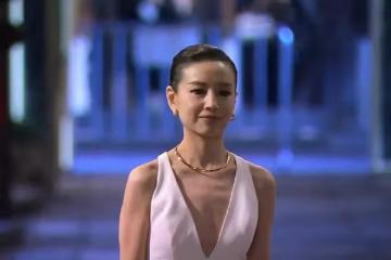 43歲董潔尷尬了,深V裙現「排骨胸」,「煙燻歐美妝」一言難盡