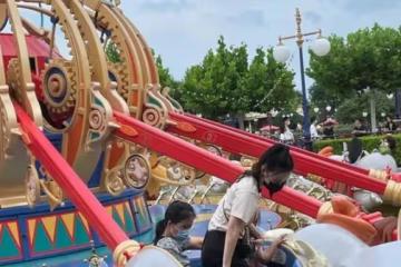 張萌攜女兒出遊被偶遇!3歲女兒罕見曝光,黝黑膚色太像爸爸