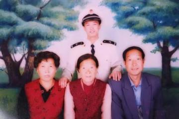 1997年，吉林19歲海軍士兵為救落水男子犧牲，好戰友替他盡孝25年