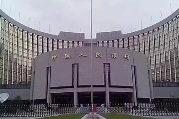 2012年八旬老太銀行取錢,5萬存款只剩20,銀行:給你50算照顧你