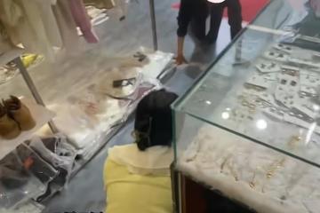 男子進店下跪乞討，兩名店員也連忙下跪對磕，超快反應逗樂乞討者