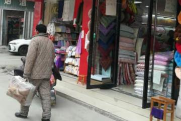 17年廣西67歲老頭當街砍殺退休法官，被捕時大笑：這一刻等了22年