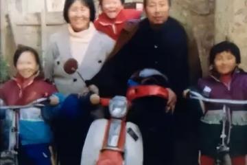 2006年,三姐妹父母雙亡被養父撫養8年,卻親手把養父送進了牢房