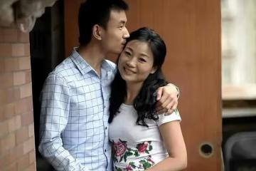 16年重慶46歲離異女，帶20歲兒子閃婚23歲小伙，婚後7年依舊甜蜜