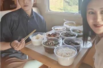 陸毅曬與鮑蕾大理行，夫妻二人旅行餐一頓八個菜，胃口超好