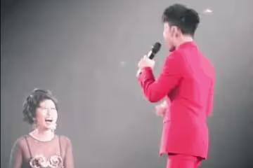葉倩文助陣李克勤演唱會,63歲依舊火辣迷人難怪費翔為她終身不娶