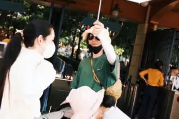 郭碧婷一家四口罕見出遊,女兒甜美兒子乖巧,老公向佐全程幫打傘