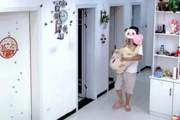 丈夫抱著妻子從浴室出來，正好碰到婆婆，婆婆的反應讓妻子害羞了