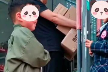 男孩幫家裡賣水果,遇到女同學開心聊天,被顧客提醒稱重一臉幽怨