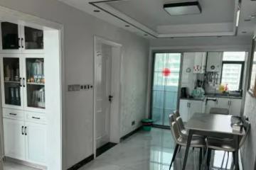 姐姐婚後帶著姐夫回家住,爸媽把我的房間給他們睡,我放假回家只能睡客廳… 訂婚時「男友家人見我睡客廳」臉色大變想悔婚,求助媽媽「她一句話把我打入地獄」:我就當我沒娘家了… 如今爸媽想來我這養老,我笑著趕走他們!