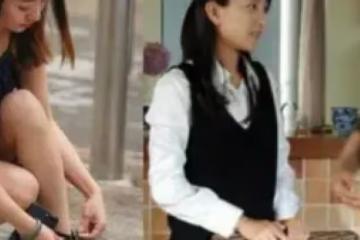 我有一個10多年的好閨蜜,常常到我們家玩,但老公總在她進屋後默默離開,讓我有些疑惑。直到某天,閨蜜突然「蹲下繫鞋帶」,婆婆便把我拉到一旁:「媳婦,以後別讓她來了!」