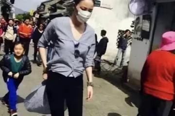 天后也老了！56歲王菲獨自遊玩被拍，瘦得只剩骨架，頭也有點禿