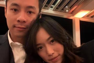 霍啟仁未婚妻戴項鍊露面,手捧鮮花改變大,完全融入富貴圈