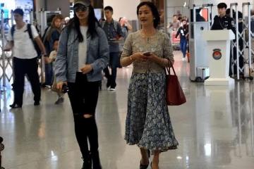 劉亦菲母女機場穿搭曝光，簡單舒適又時尚，媽媽比女兒更像明星！