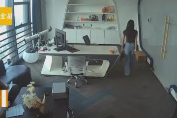老闆生意談黃回辦公室發瘋，不料被同事全程憋笑圍觀，轉身尷尬了