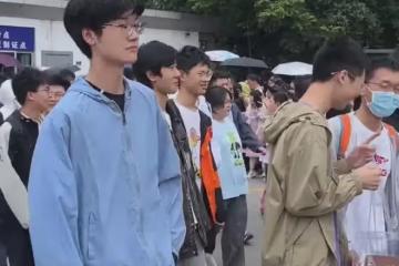 高考後男生表白暗戀女孩,送花搭訕拍照全同意,女孩媽媽表情亮了