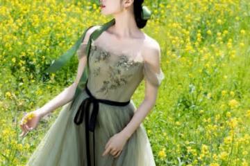 「傷痛女主」張婧儀:一襲抹胸蛋糕裙置身油菜花中,迷倒一眾網友