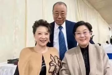 60歲叢珊同框73歲王馥荔,一個滿頭白髮老奶,一個容光煥發似少婦