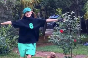 64歲楊麗萍成精了!戴綠帽子穿大T恤烤肉,跑起來那一刻以為18歲