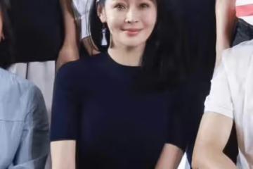驚嘆40歲於明加,臉真僵了但身材沒掉隊,罕見站台穿針織衫驚艷人