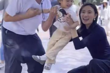李亞鵬攜妻女回鄉探親，新疆街頭幸福洋溢，一家三口笑容滿面