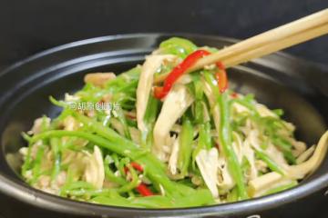 原來豆角和它更絕配,花小錢吃好菜!蝦醬調味炒一盤,出奇的鮮美、一口秒開胃