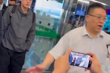 胡歌離台機場畫面：戴眼鏡背雙肩包，衣服好搭，好鬆弛的少年感
