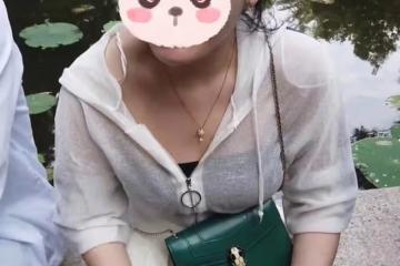 女子去公園角相親,被62歲大爺看中:我每個月給你30萬零花錢