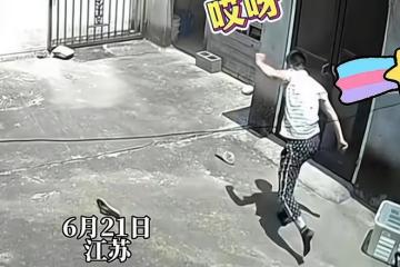 36歲男子被蛇嚇得邊跑邊喊,看到老父親,跳身上摟著脖子不撒手