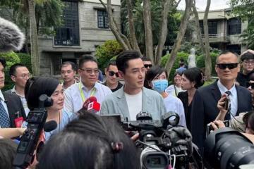 笑翻全場!胡歌在台灣喊話:「有好劇本要找我,我便宜又好用」