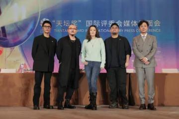 看了張頌文和鞏俐合影,才知啥叫真男神,穿西裝站邊緣仍有大佬范
