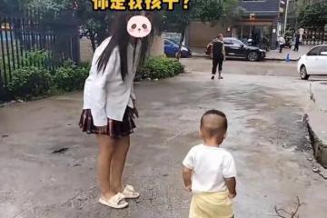 女子出門被小15歲弟弟黏著，崩潰大喊：你再跟著我就沒法嫁人了