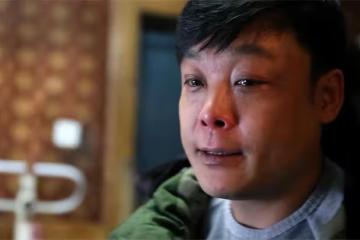 回顧：雙胞胎女兒腦癱，妻子狠心離家，丈夫獨自撫養女兒17年