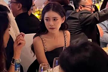 汪小菲帶小梅參加晚宴，吳彥祖坐在旁邊，夫妻玩貼貼臉拍照