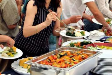 花50元吃到飽！9歲女孩總是「偷偷將食物裝進書包」　老闆懷疑跟蹤後「把100萬藏進書包」感動全網