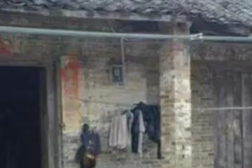 我跟弟弟已經10年沒聯絡,但是最近老婆生病,我只好拉下臉去跟他借錢,沒想到弟弟冷著臉丟出好幾包垃圾,當著弟妹的眼前趕我走,我低頭一看「裡面藏了一封信」傻眼了…