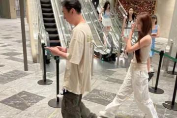 零零後排隊等上位!王思聰摟新女友逛遊樂園,女方疑似網紅懶懶