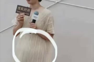 白百何一碰就懷孕?穿大碼裙子孕態足疑懷三胎,全場男士紛紛側目