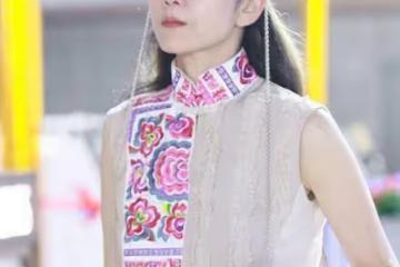 楊麗萍真的很喜歡民族風，穿著的裙子都好優雅，有種獨特的韻味