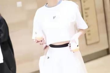 張歆藝瘦的讓人羨慕,穿簡單的白色短袖,年輕活潑像少女
