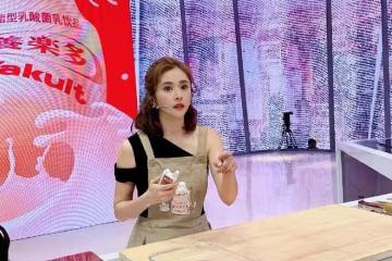 何美鈿還是那麼的年輕,日常的搭配很顯嫩,不像奔五的人