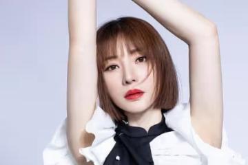 柳岩的顏值還是那麼美,穿的小裙子成熟還時尚,修身效果不錯