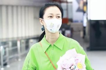 倪虹潔的穿搭好時髦,一身綠色特別顯年輕,氣質也時尚