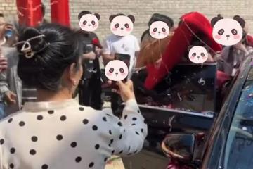 新娘在接親時被狂噴泡沫，有人掀開蓋頭繼續噴，惹得新娘當場發火