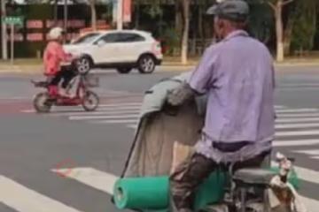 女子從小被父母送姑姑家養大，路上遇到衣衫襤褸的父親，五味雜陳